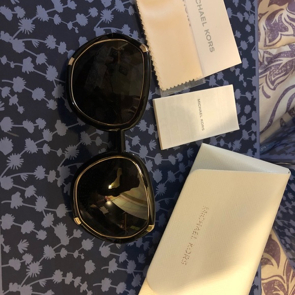 Like new dark brown sunglasses with gold details - Picture 2 of 7